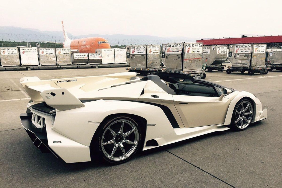 Ламборгини Veneno Roadster