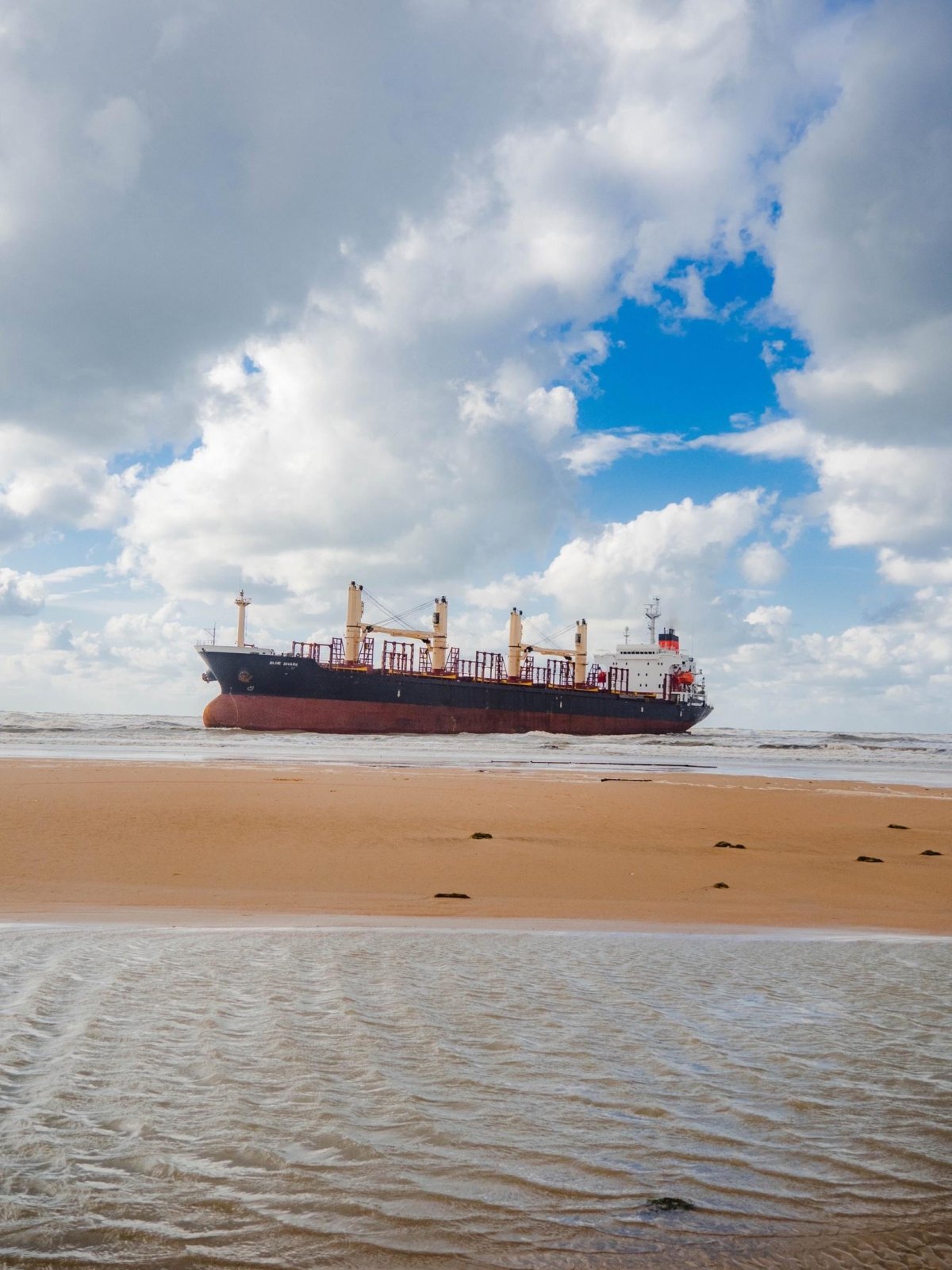 Сухогруз в Анапе на мели