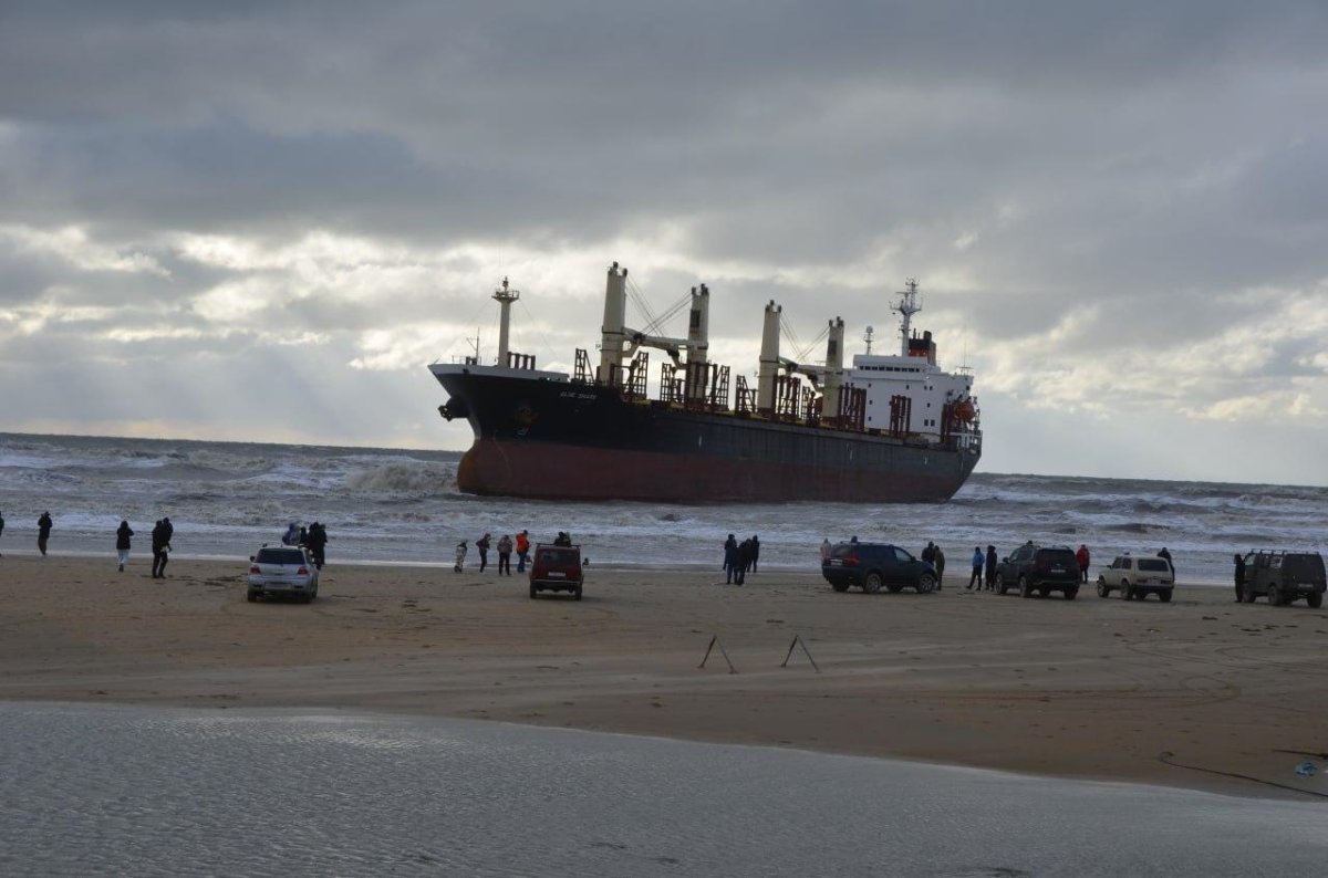 Сухогруз на мели в Витязево