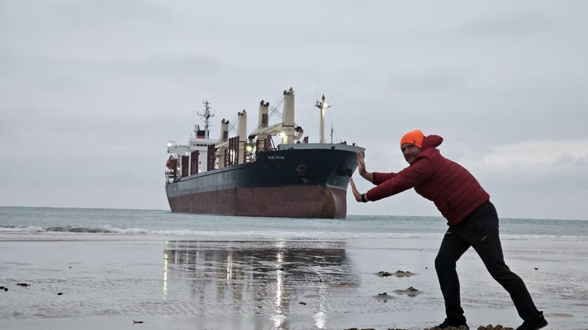 Огромный сухогруз