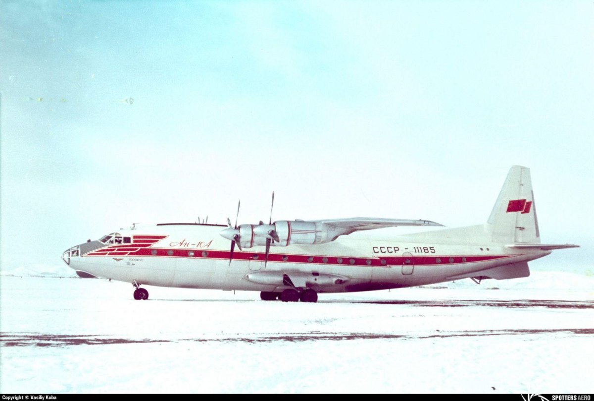 АН-10 пассажирский самолёт