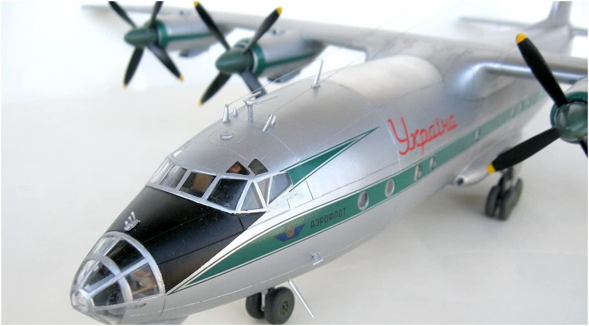 Модель самолета АН-10 1/72 Amodel