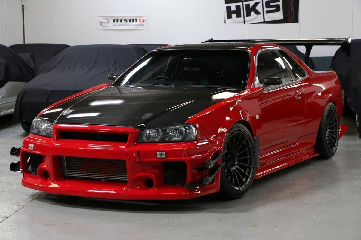 Nissan Skyline GTR r34 красный
