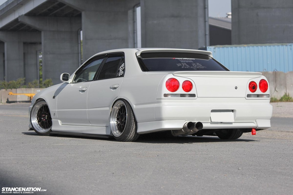 Nissan Skyline 34 седан
