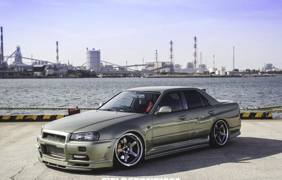 Nissan Skyline 34 седан