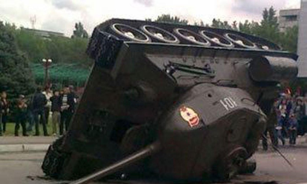 В Бишкеке перевернулся танк