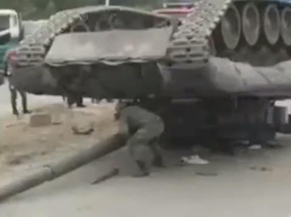 Южно-Сахалинск перевернутый танк