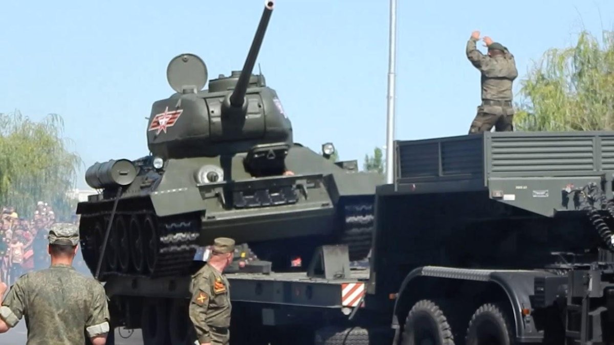 В Курске упал танк на параде