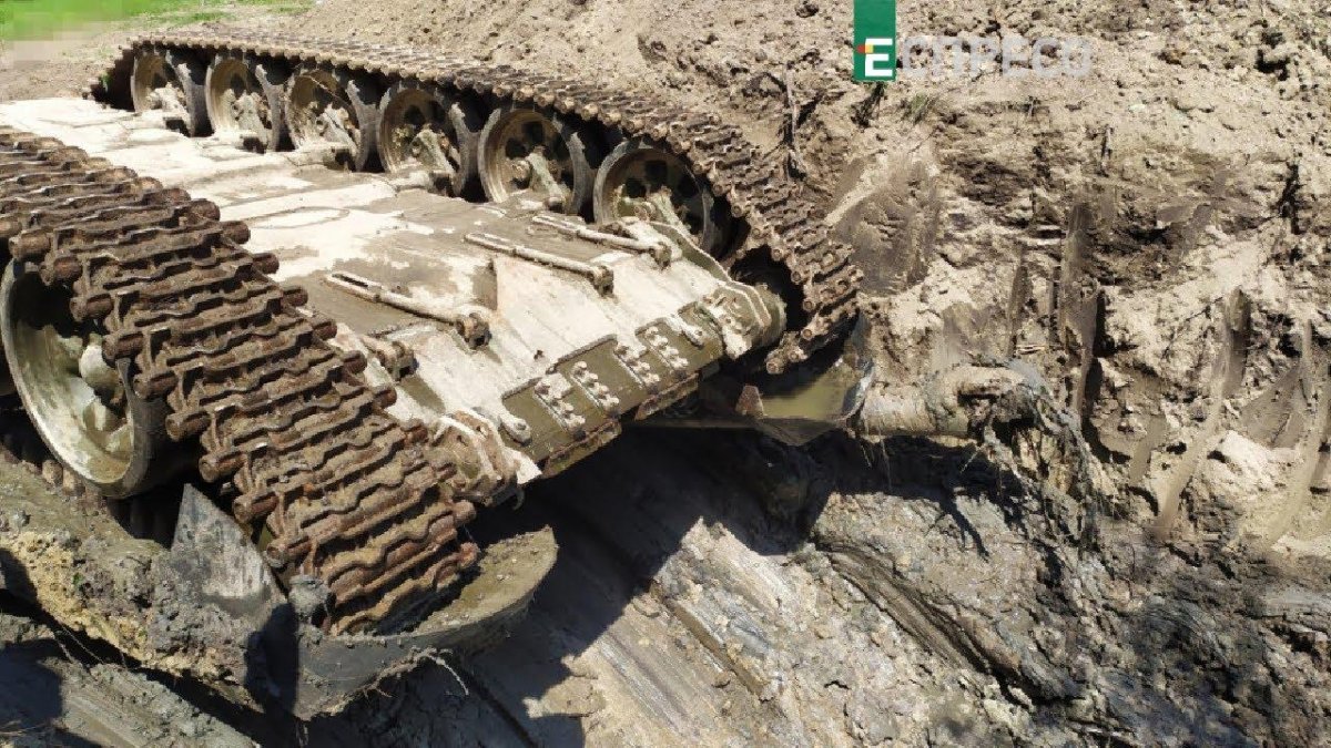 Утонувший танк в Сумской области