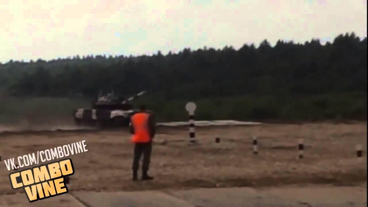 Танк перевернулся на танковом биатлоне