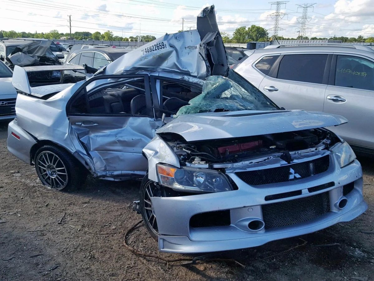 Mitsubishi Lancer Evolution 9 разбитый