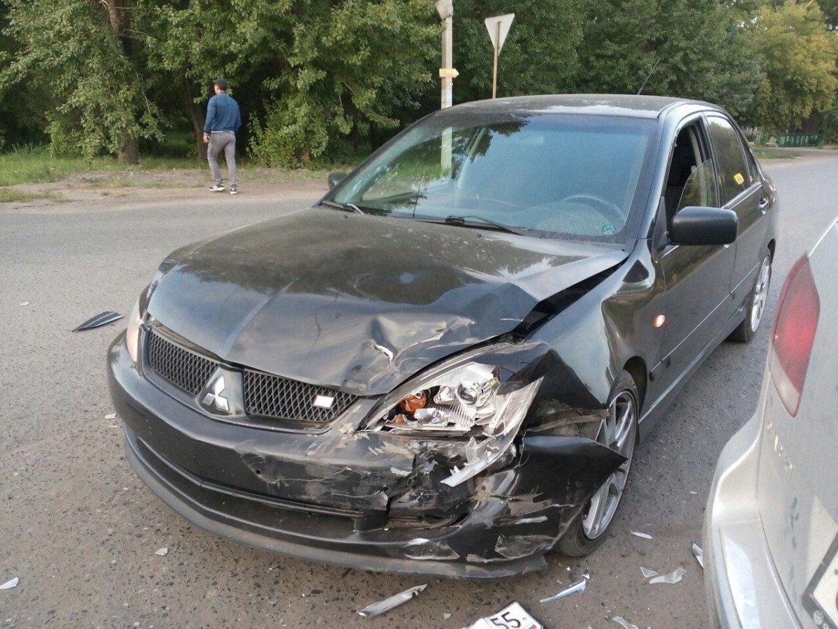 Lancer 9 битый черный