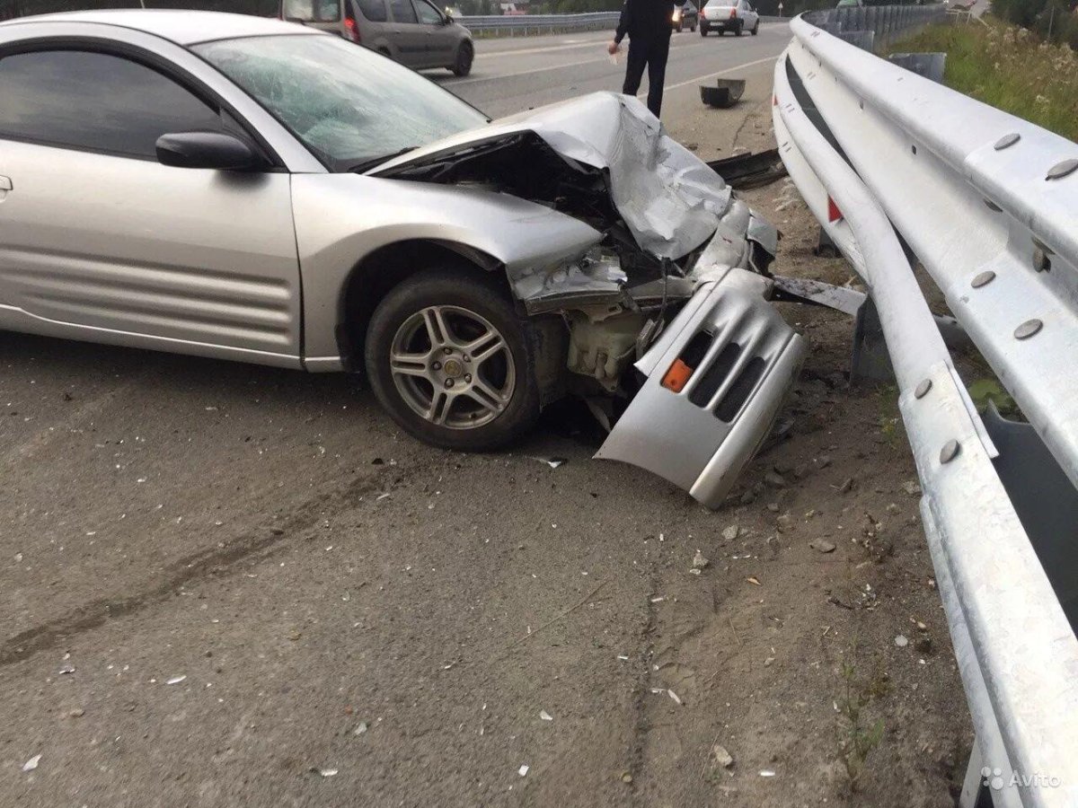 Митсубиси Эклипс разбитый