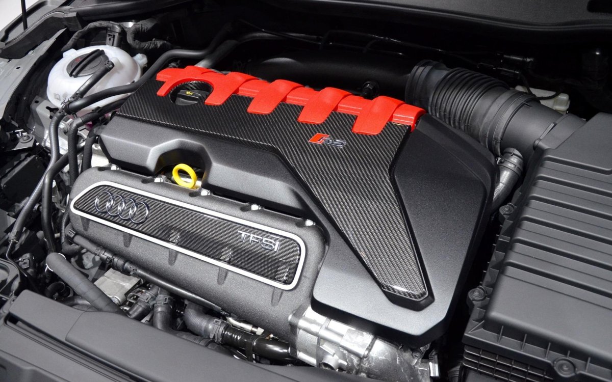 Карбоновая крышка мотора Audi TTRS