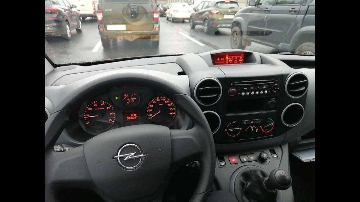 Джеки Чан за рулём Опель комбо