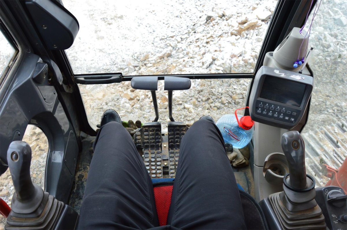 Рычаги управления экскаватора Хитачи