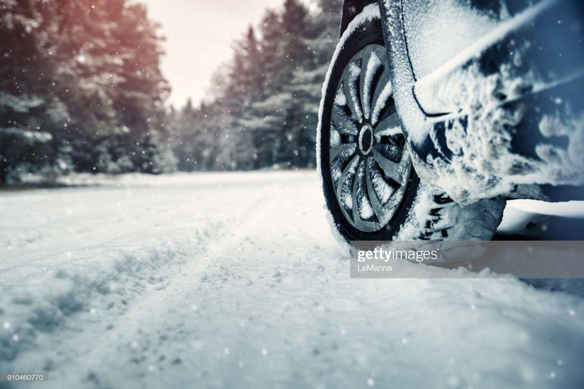 Машина на зимней дороге