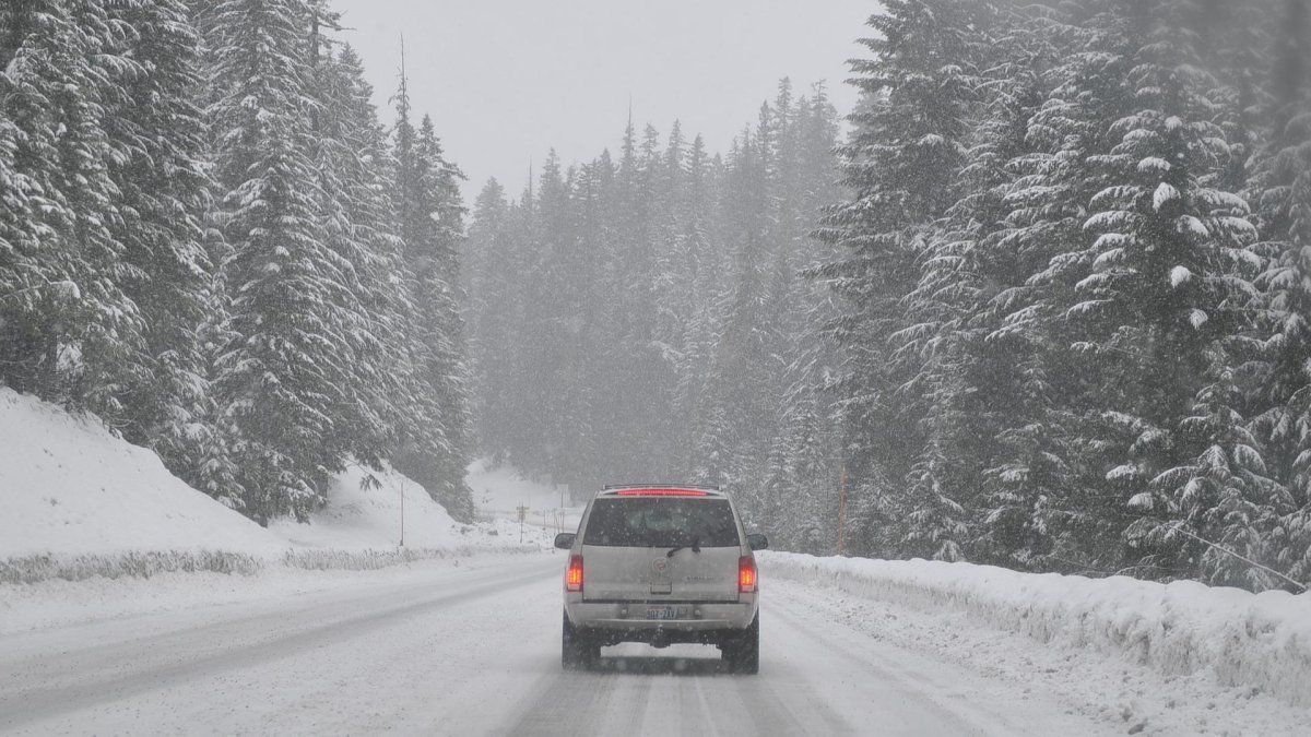 Зимняя трасса машина