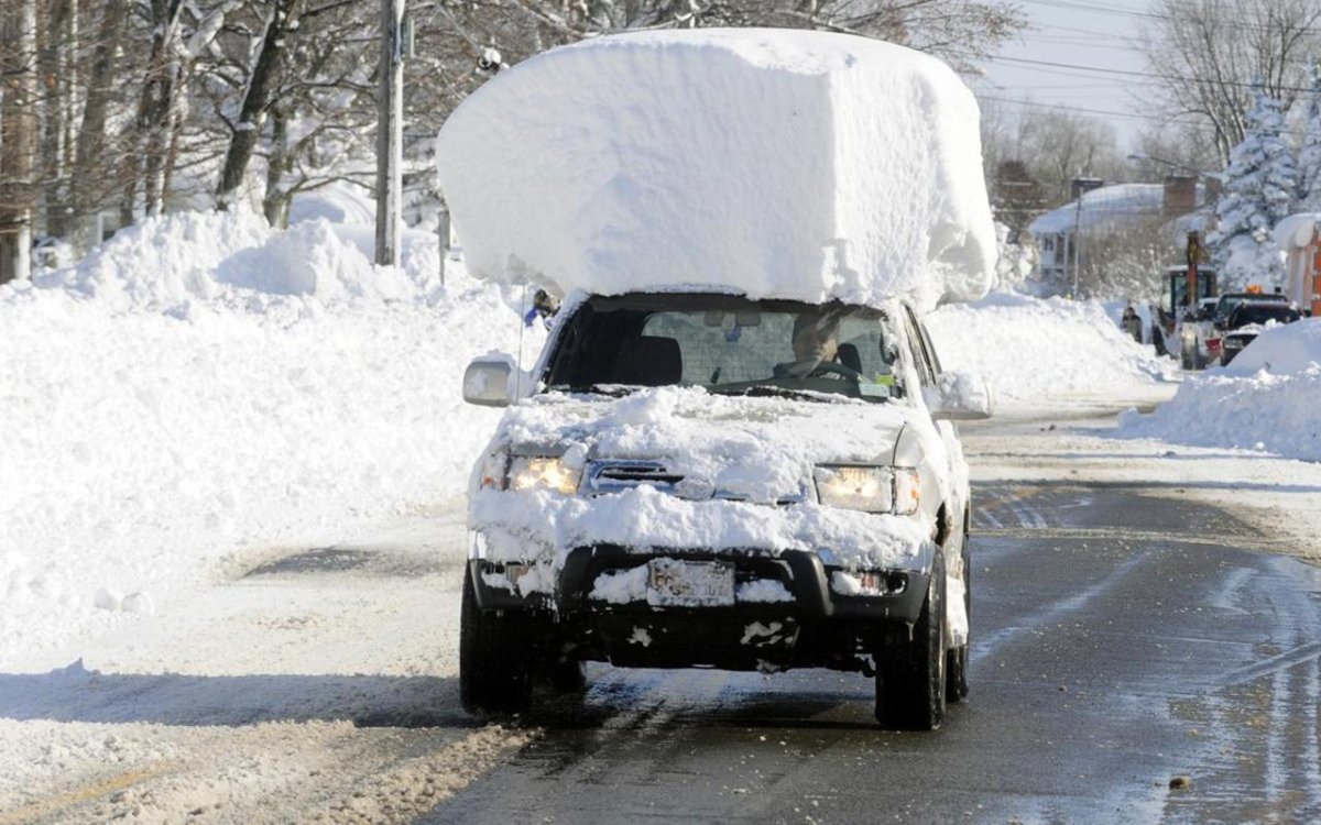 Автомобиль в сугробе