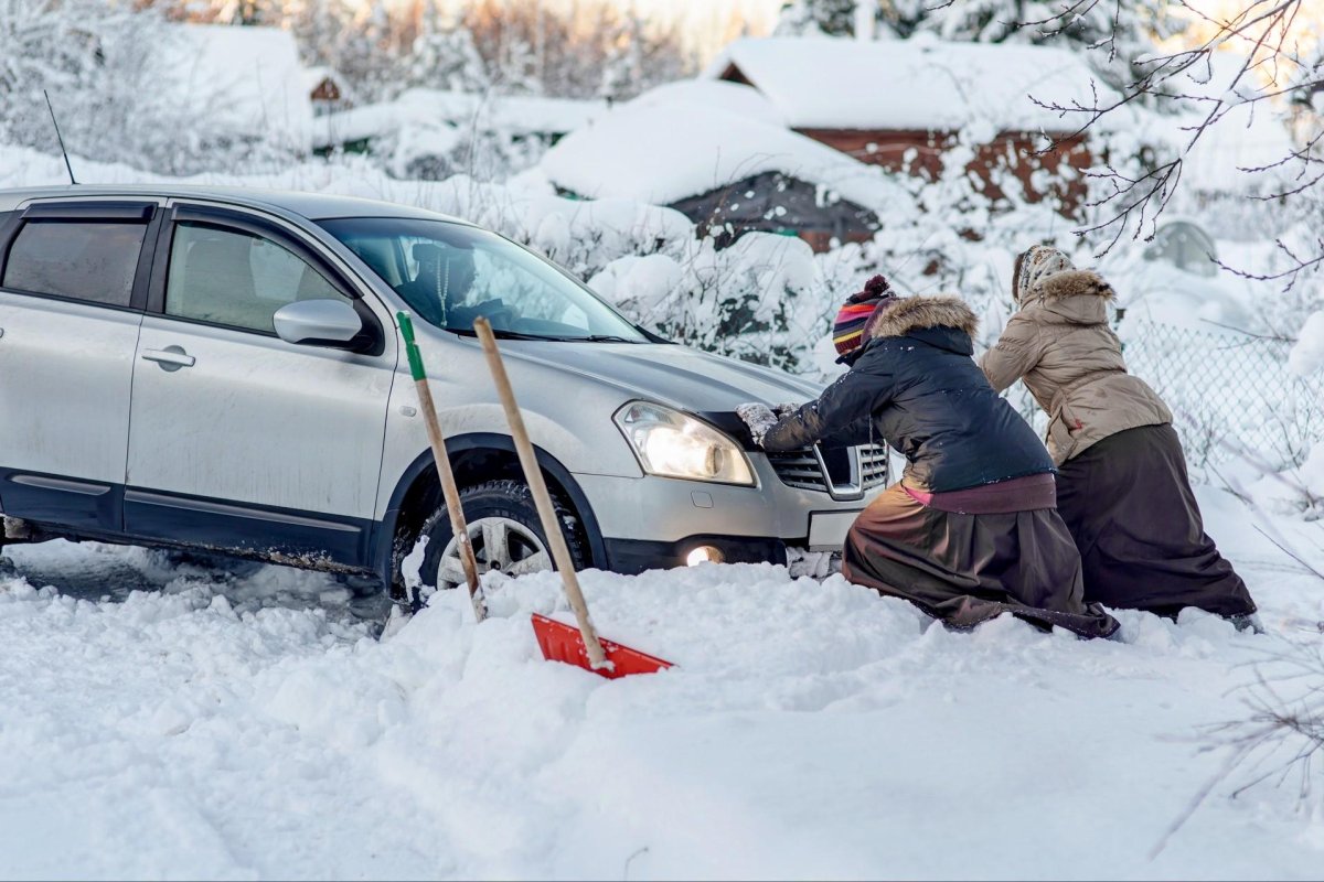 Машина в снегу
