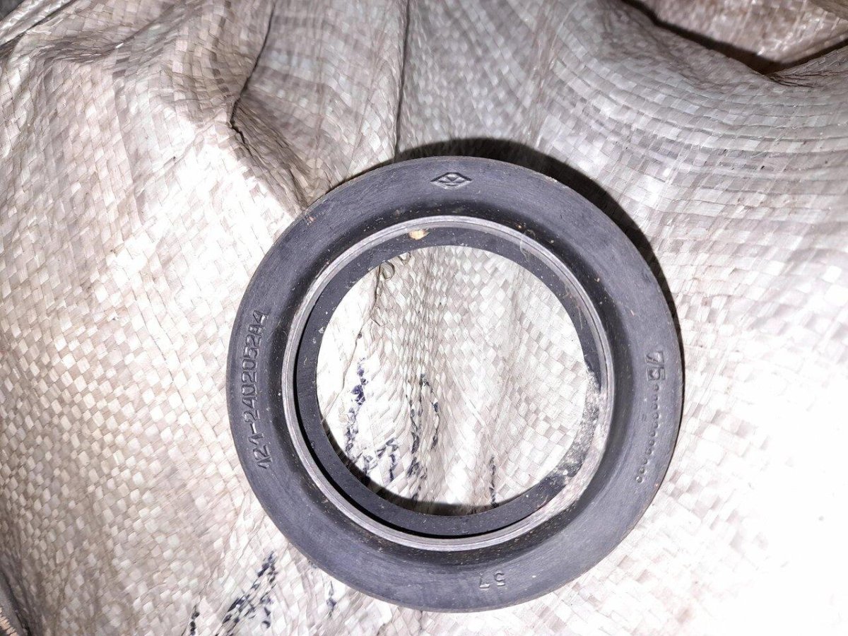 121-2402052-А4 сальник размер