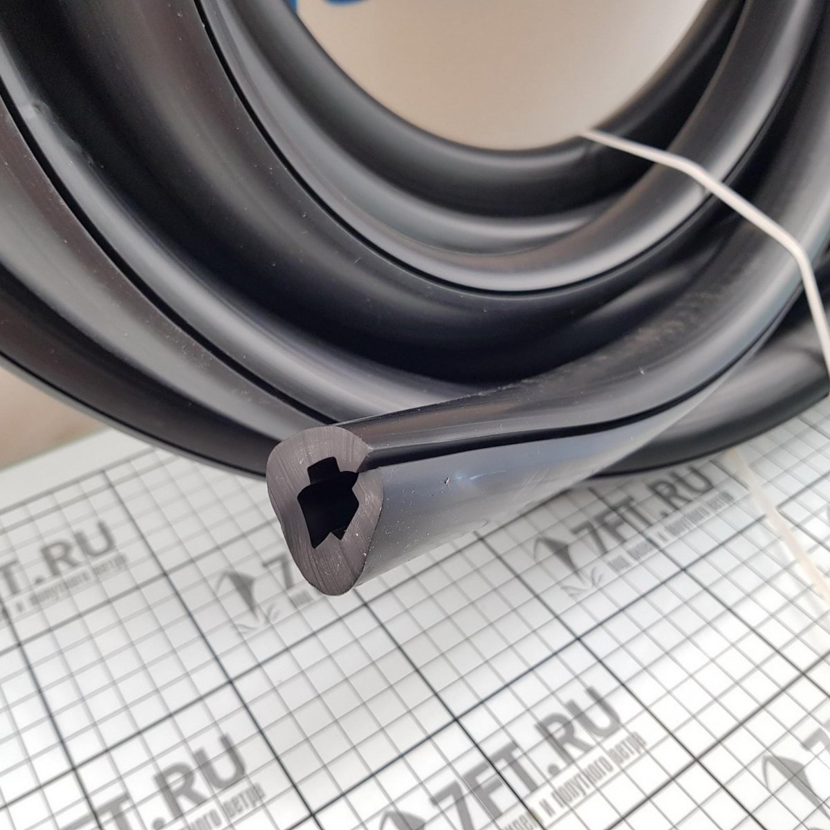 Привальный брус чёрный из ПВХ rl42 56424