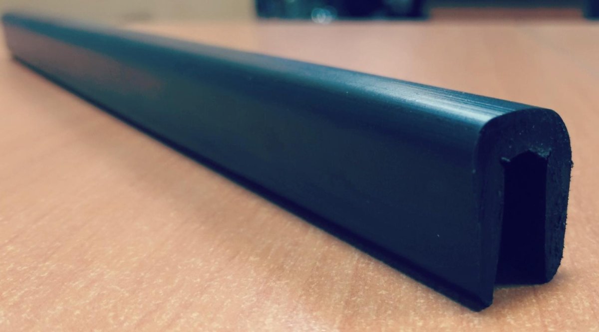 Резиновый отбойник, привальный брус