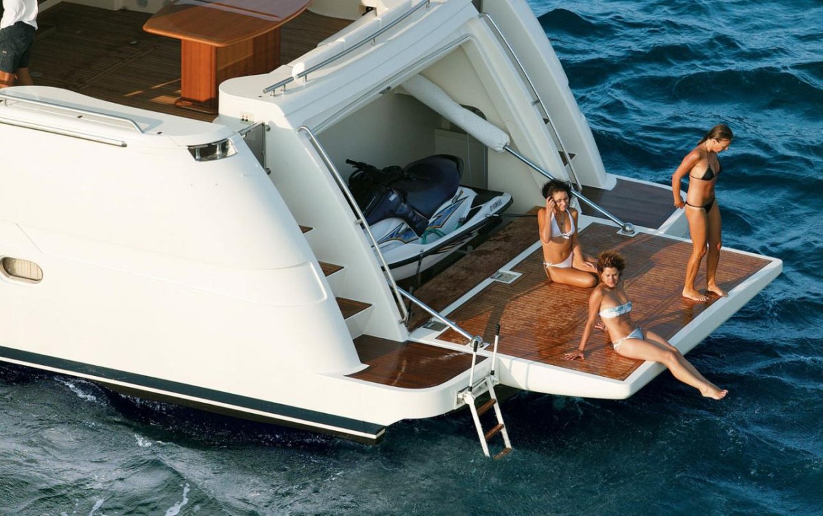 Ferretti 830