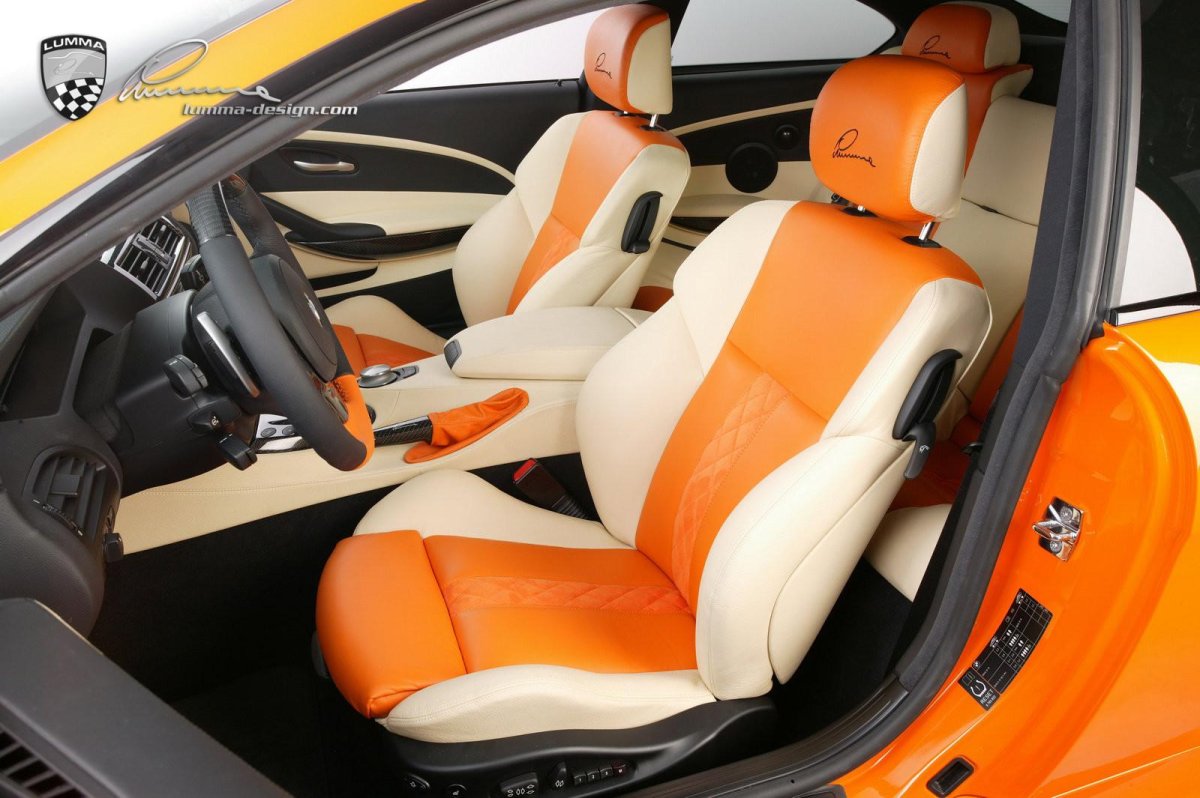 Машина с оранжевым салоном