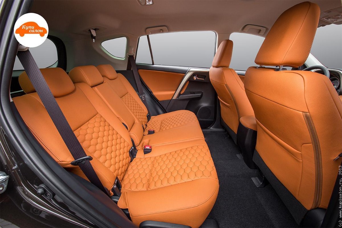 Машина внутри оранжевая