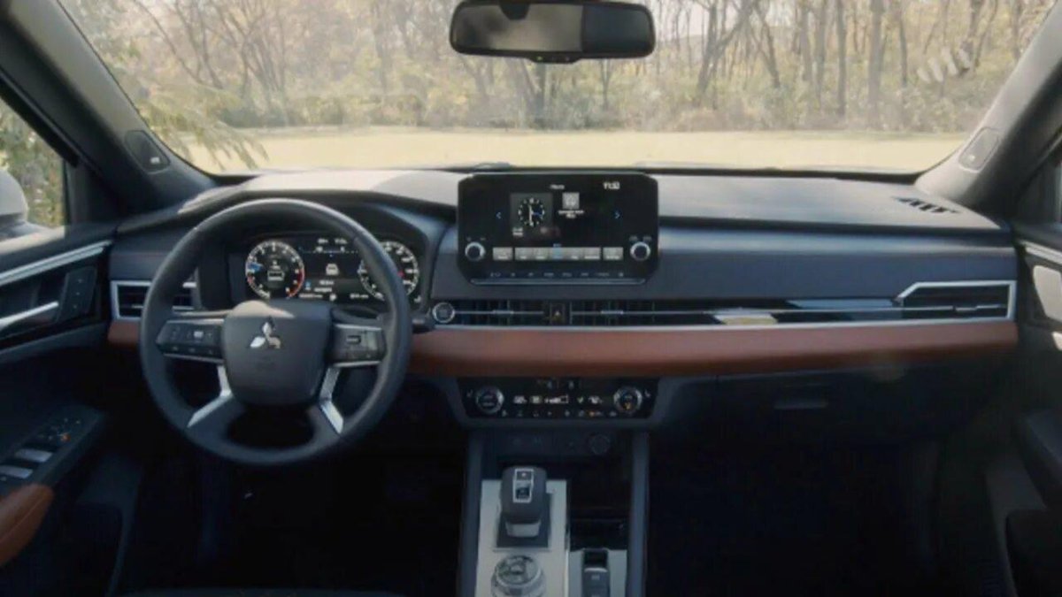 Митсубиси Аутлендер 2022 салон