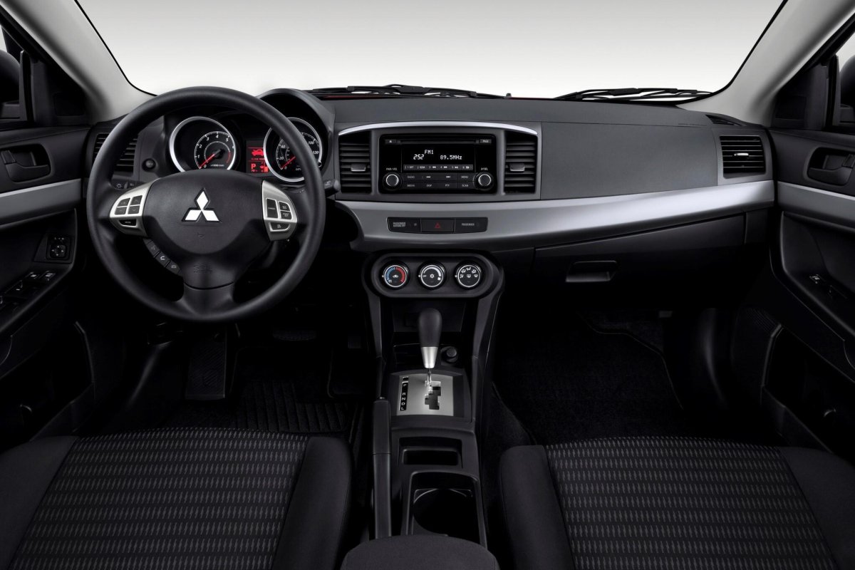 Mitsubishi Lancer 10 салон