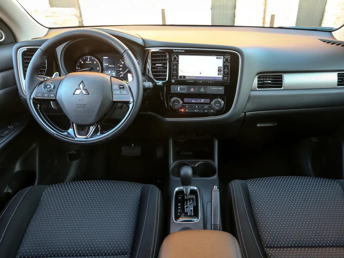 Митсубиси Аутлендер 2022 салон