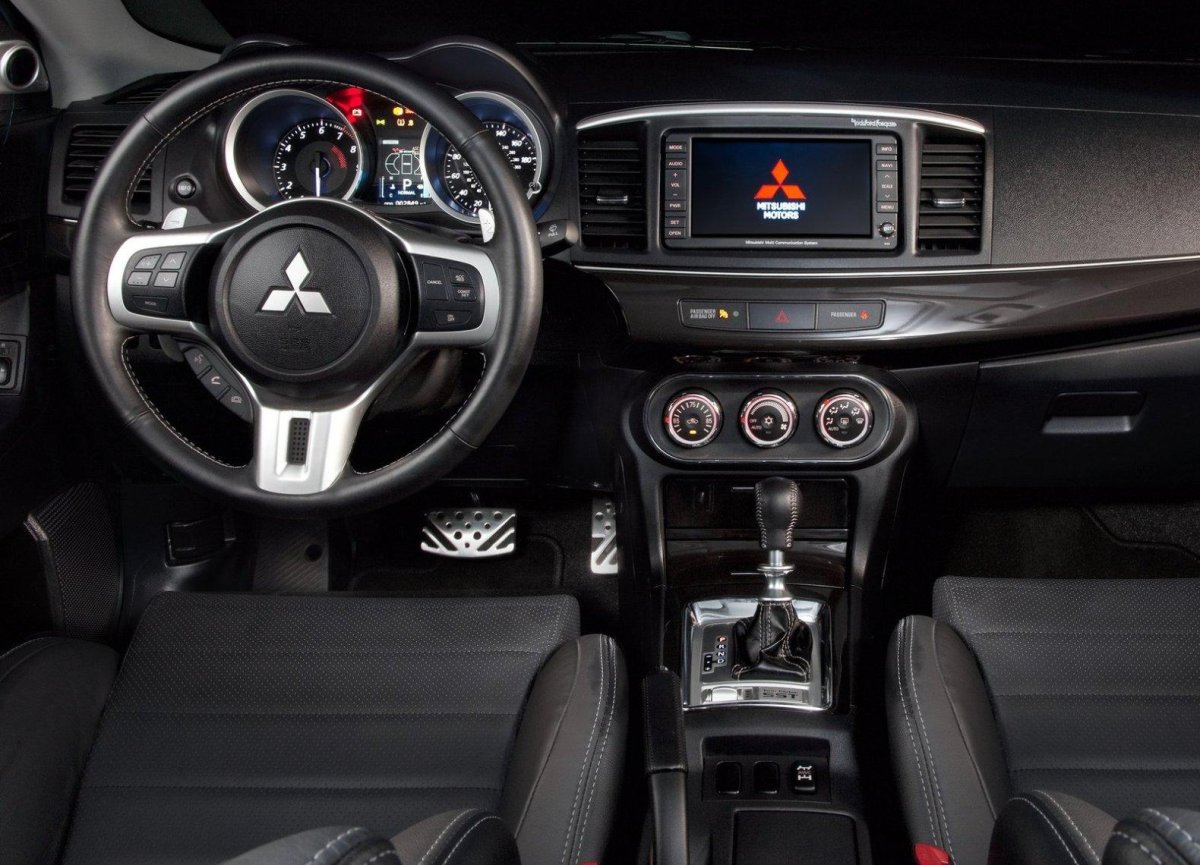 Mitsubishi Lancer EVO 10 салон