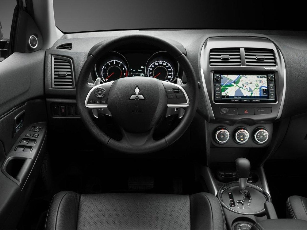 Салон Мицубиси АСХ 2013