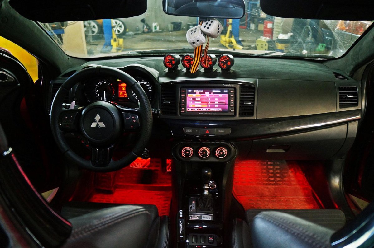 Митсубиси Лансер Эволюшн 10 салон