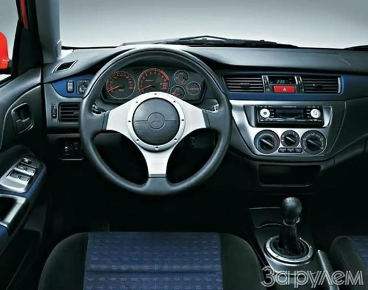 Mitsubishi Lancer Evolution 8 салон