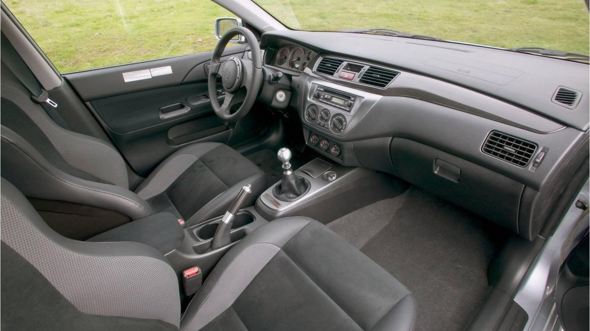 Лансер Эволюшн 9 салон