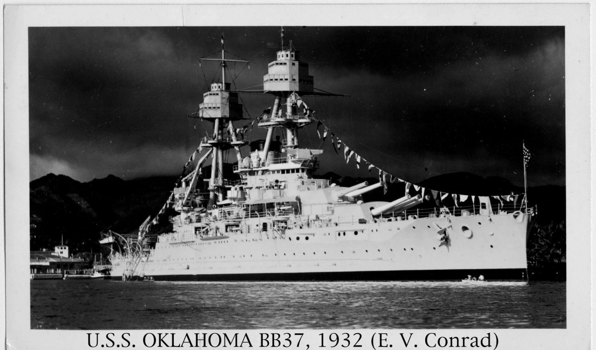 Линкор Оклахома Перл Харбор