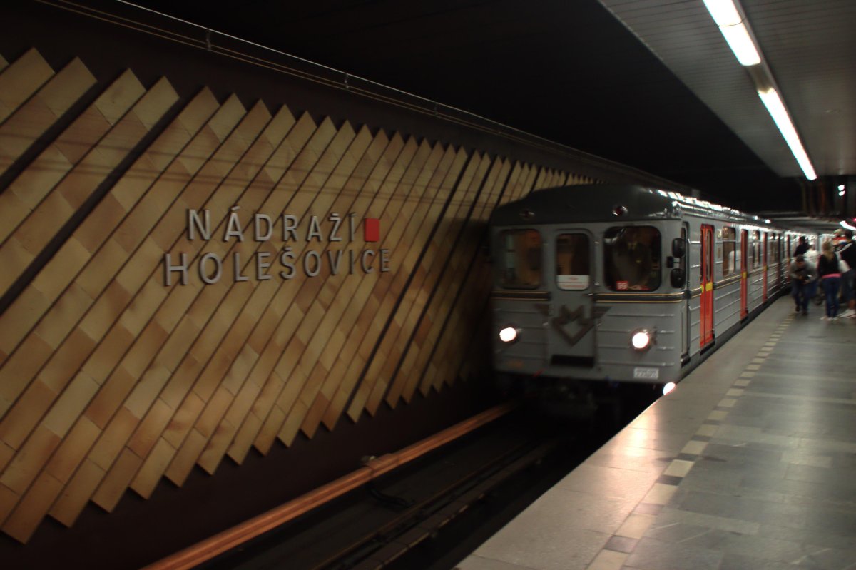 Метро Прага поезд