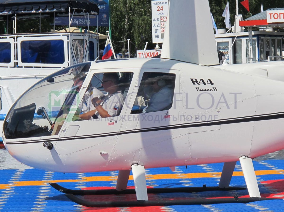 Вертолет с понтонами