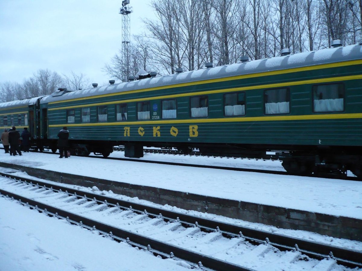 Фирменный поезд «Псков» 010а