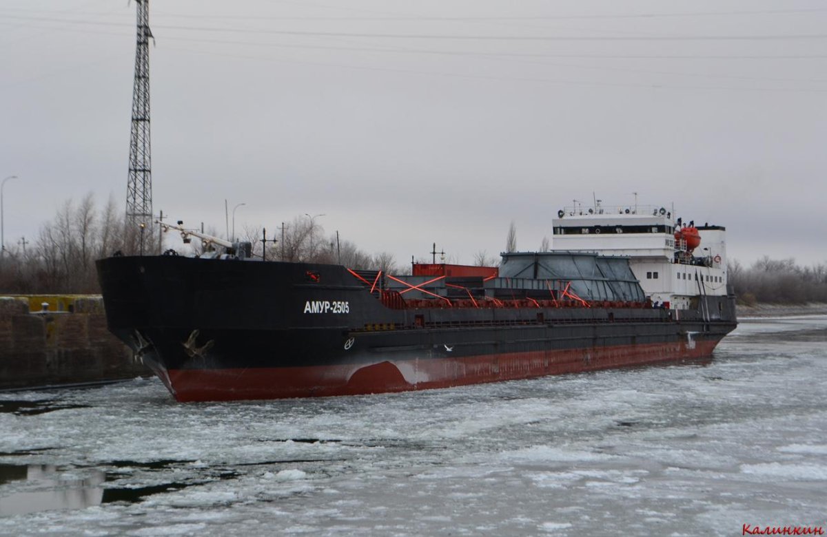 Амур 2505 судно