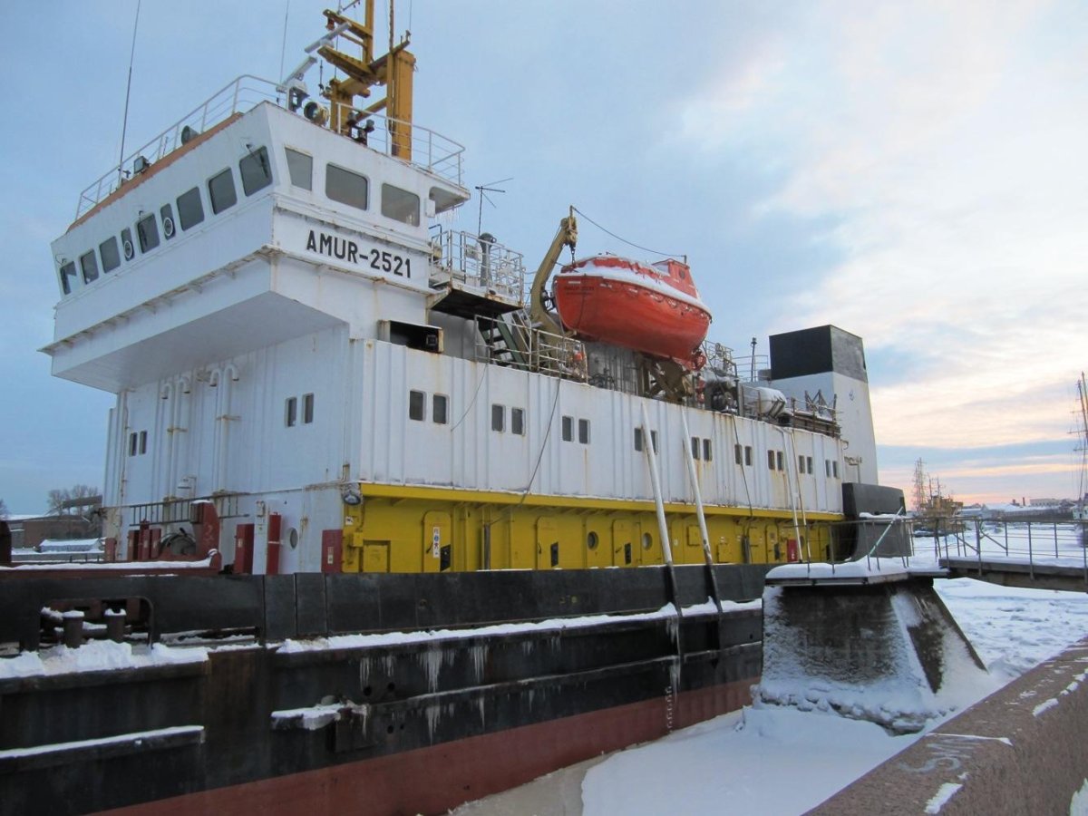 Амур 2501 судно