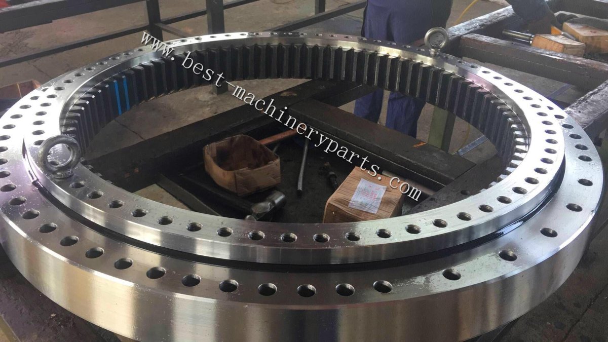 Опорно-поворотное устройство экскаватора Хитачи 330