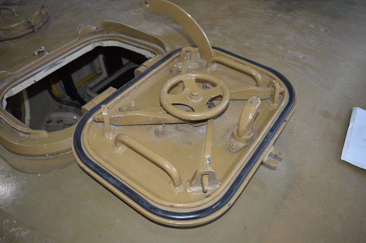 Люк заряжающего танка тигр