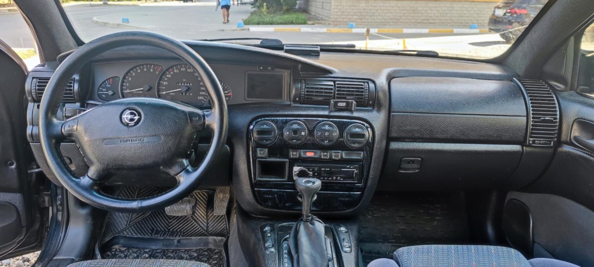 Opel Omega a салон