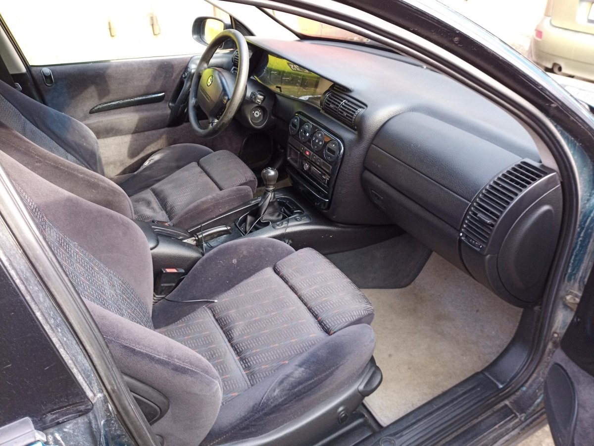 Opel Omega, 1995 салон