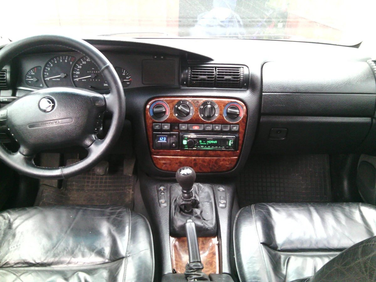 Опель Омега а Центральная консоль б