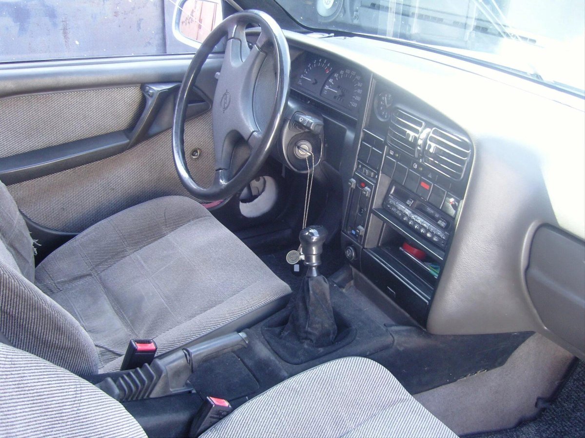 Opel Omega 1988 салон